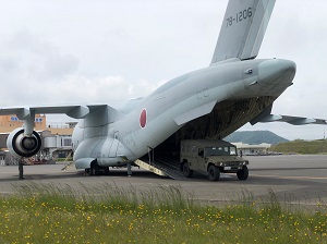 C-2輸送機から降りる高機動車