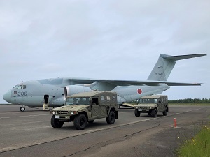 C-2輸送機から移動する高機動車