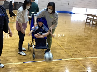 ボールを投げる児童の写真