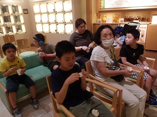 梨の試食をする児童と職員