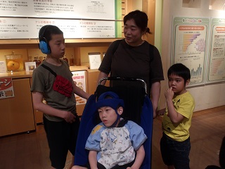 館内の散策に向かう児童と職員
