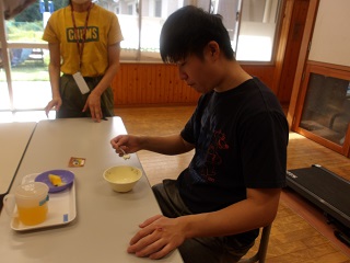 フルーツを掬って食べる児童