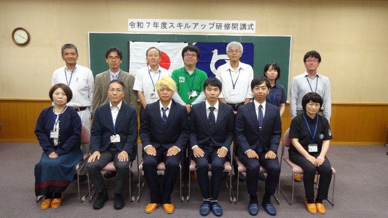 市町や普及所の担当者から来賓祝辞をいただいた後、記念撮影をしました。