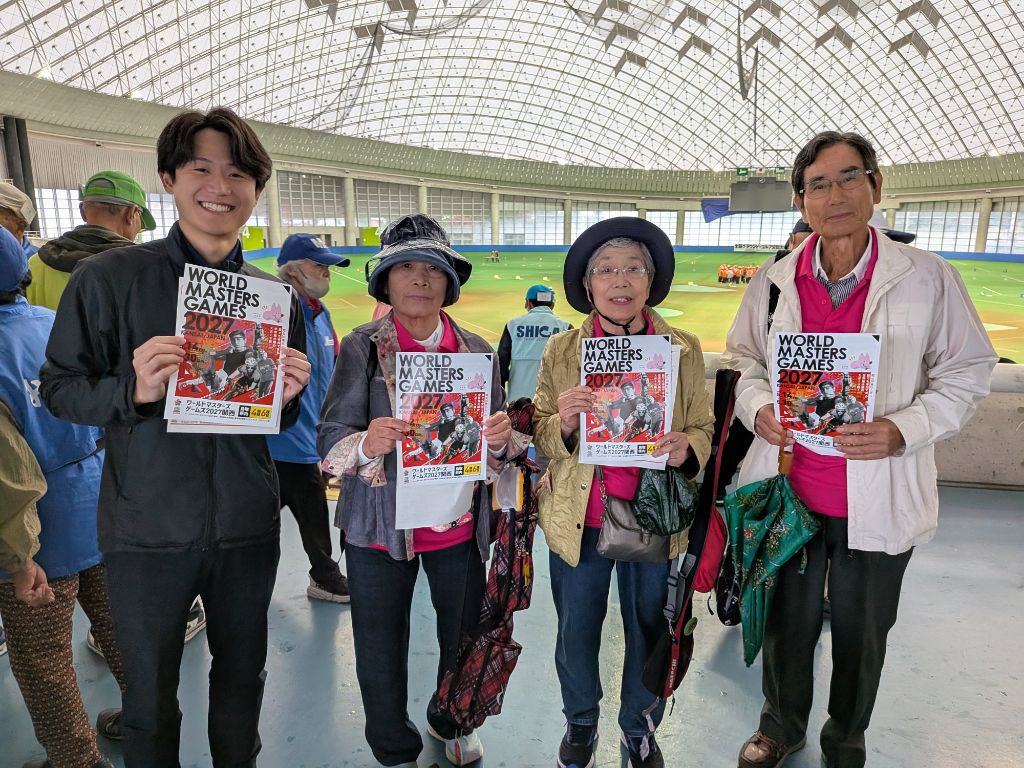 笑顔でチラシを持つ参加者