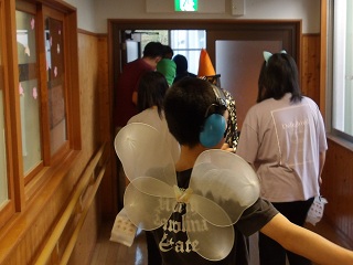 仮装した子どもらの後ろ姿