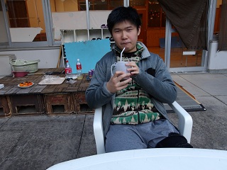 ココアを飲む児童