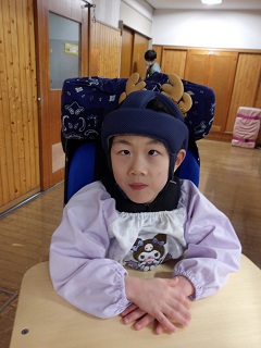 トナカイの角を付けた児童