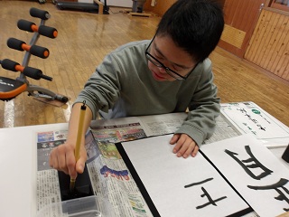 手本を見ながら正月と書く児童