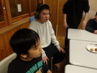 ベビーカステラの焼き上がりを待つ児童