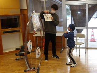 クイズを出題する職員と回答する児童