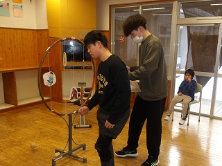 的に近づいてボールを当てる児童