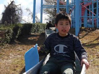 滑り台を滑る児童