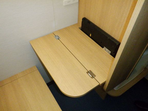 壁収納式のデスク