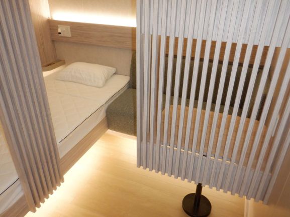 リッチな仕様な外航船の船員室のモデルルーム