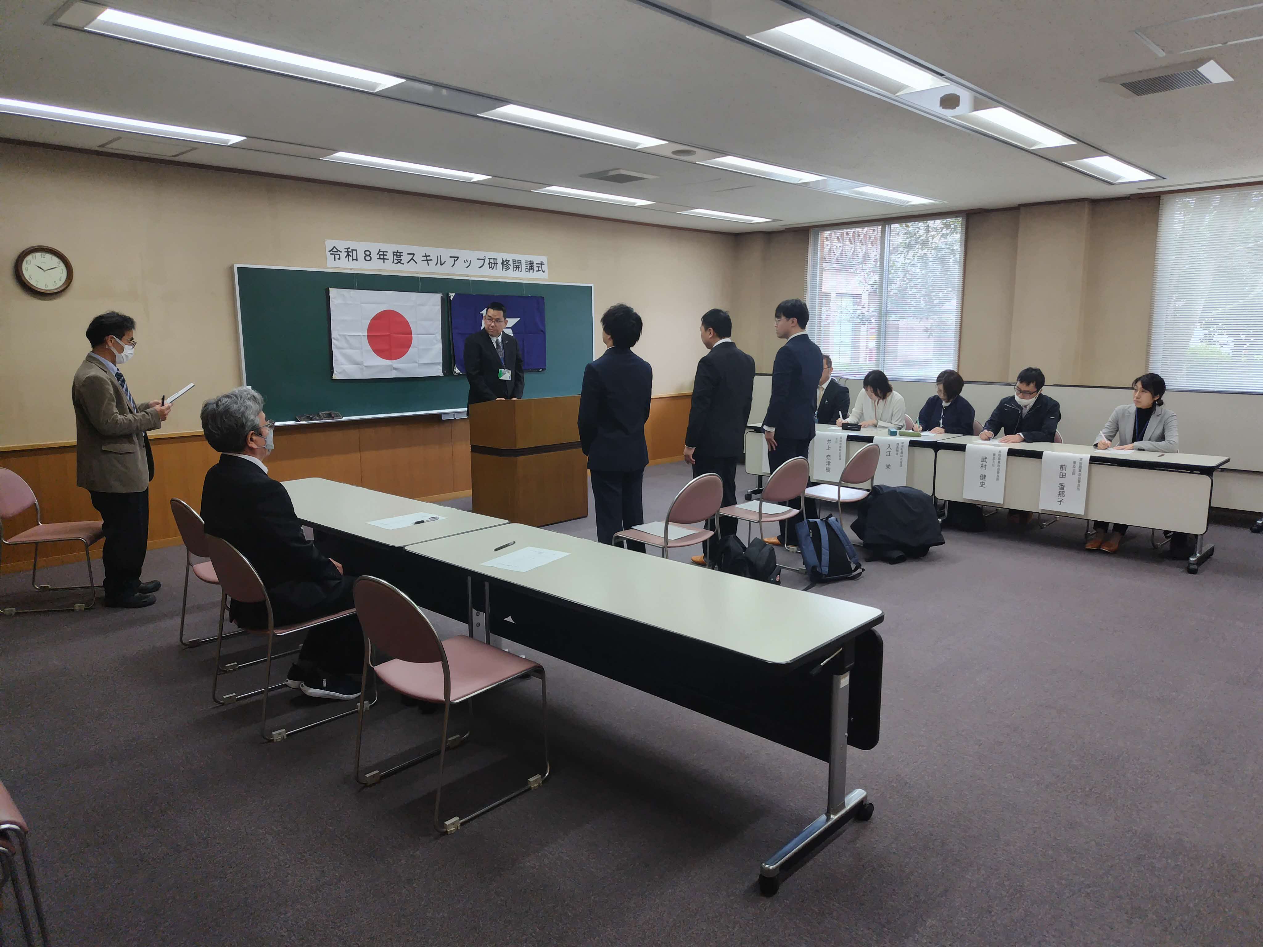 鳥取県立農業大学校長から研修生にお祝いの言葉を述べている写真です。