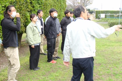 園芸試験場の視察の様子です。梨園を見ています。