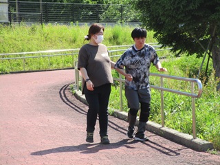 坂道を歩く児童と職員