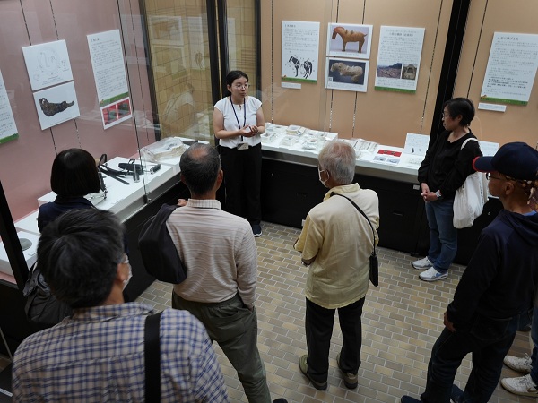 展示解説の様子