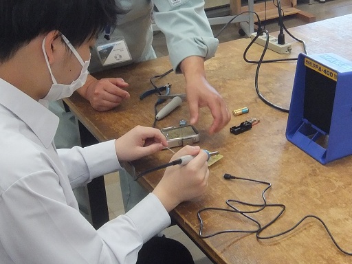 電子工作体験の様子