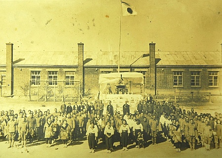 昭和18（1943）年10月副団長の葬儀に集った徳勝鳥取開拓村の人々の写真（徳勝国民学校の前で）
