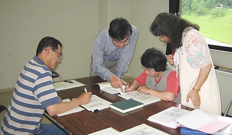 古文書解読協力員の月例会での写真(倉吉会場、2007年7月7日撮影)