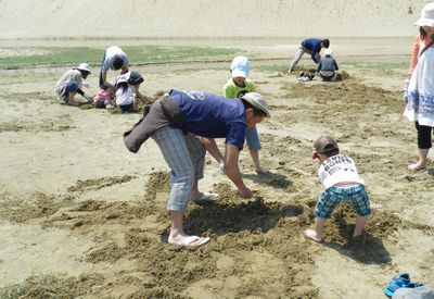 除草をする家族