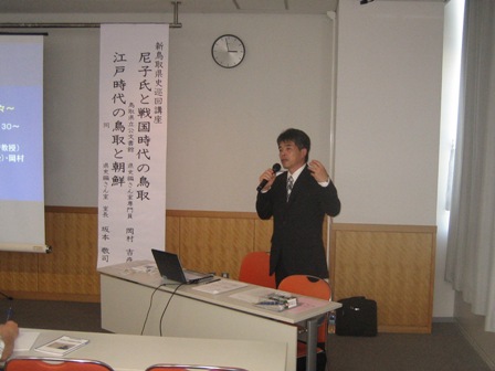 米子会場で解説する岡村専門員の様子の写真(2010年5月16日撮影)