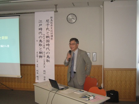 米子会場で解説する坂本室長の様子の写真(2010年5月16日撮影)
