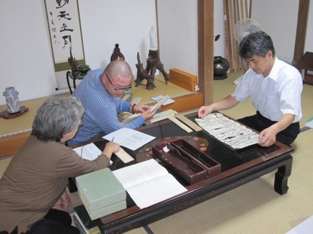 円通寺での中世史料調査の様子の写真