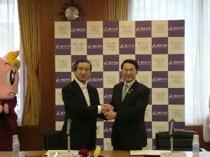 協定書の調印式の様子(左:若原学長 右:平井知事)