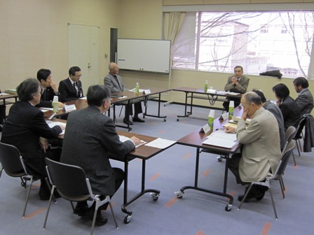平成22年度第2回新鳥取県史編さん委員会での協議の様子の写真