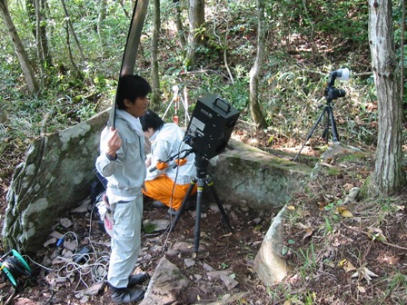 空山古墳群での3次元レーザー測量の様子の写真