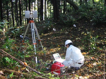 面影山73号墳での3次元レーザー測量の様子の写真