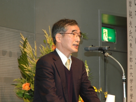 報告をする秋山伸隆氏（県立広島大学教授・新鳥取県史編さん古代中世部会委員）の写真