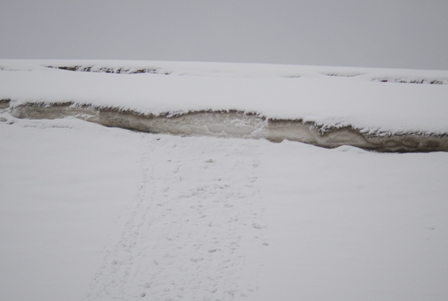 馬の背の雪庇