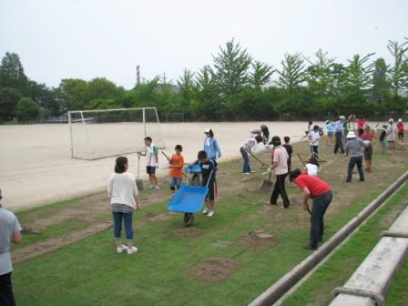 大栄小学校砂まき作業