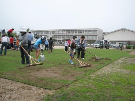 大栄小学校校庭砂まき