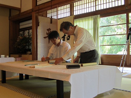 石清水八幡宮での史料調査の様子の写真