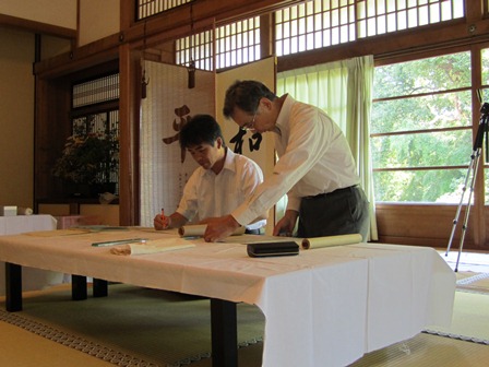 石清水八幡宮での史料調査の様子の写真