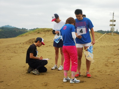 砂丘クイズに挑戦するランナー
