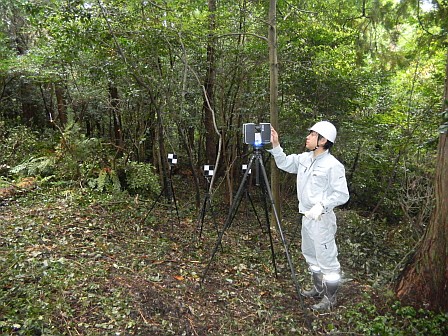 向山6号墳での3次元測量の様子の写真(その1)