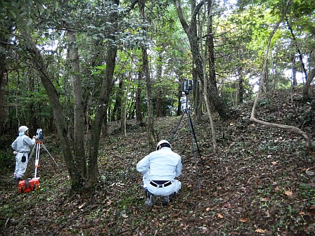 向山6号墳での3次元測量の様子の写真(その2)