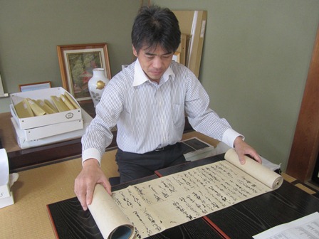 日御碕神社での史料調査の様子の写真