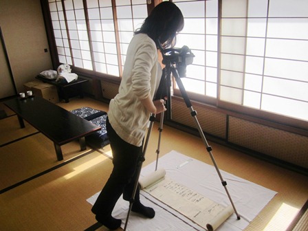 日御碕神社での文書撮影の様子の写真
