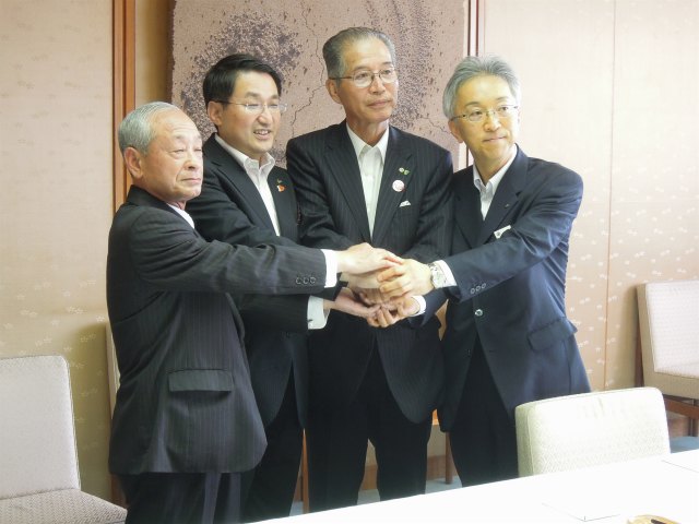 平成２４年７月４日（水） 鳥取県と鳥取信用金庫、倉吉信用金庫、米子信用金庫との協定締結式