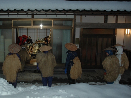 厄年の家にお札を届ける様子の写真