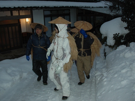 厄年の家から一時立ち去る神の使いの写真