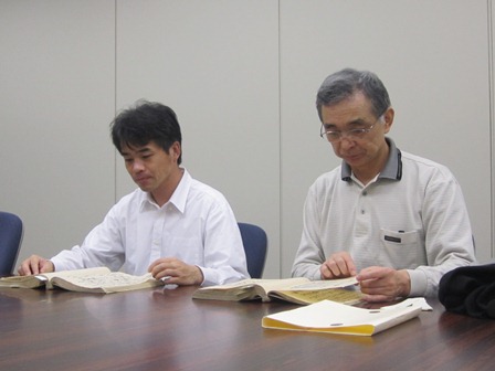 秋田県立公文書館での史料調査の様子の写真