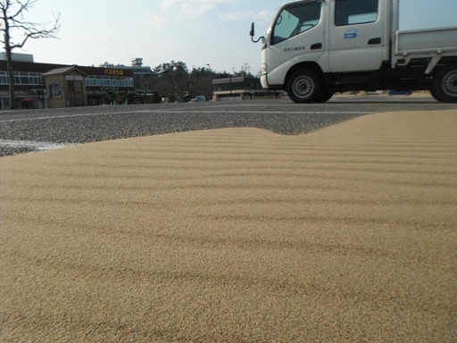 駐車場にできた風紋