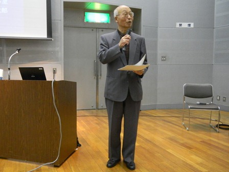 挨拶と清水専門員の紹介をする坂田友宏伯耆文化研究会会長の写真